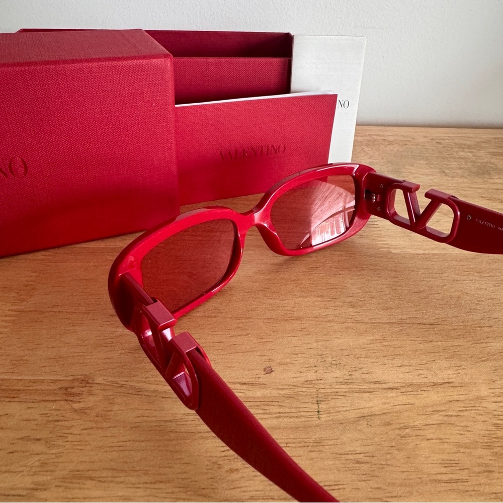 Valentino - Oval Acetate Frame with Vlogo Sunglasses - Red - Picture 4 of 7